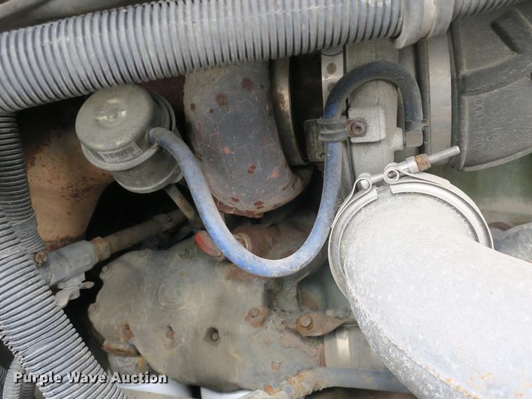 image for item EA9253 2000 Freightliner Century Class truck cab and chassis