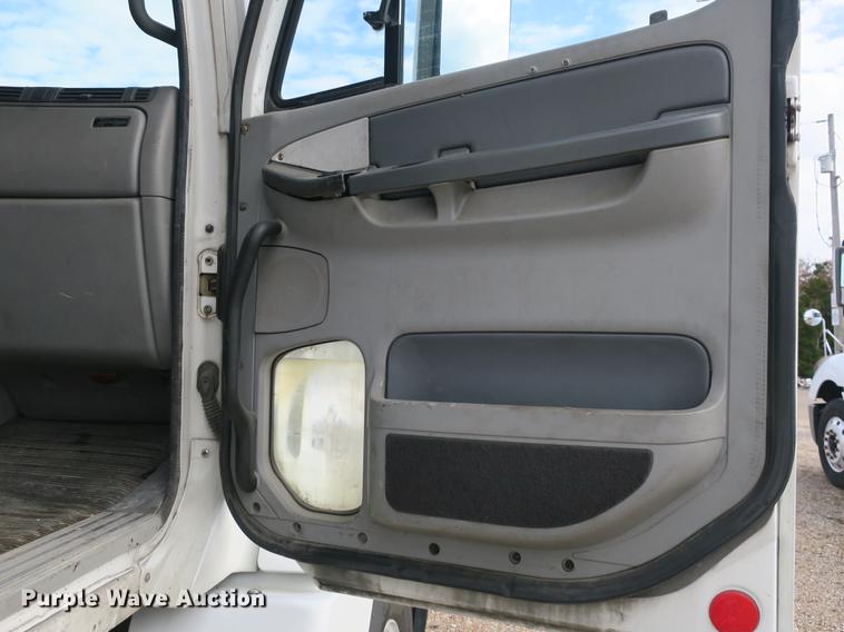 image for item EA9253 2000 Freightliner Century Class truck cab and chassis