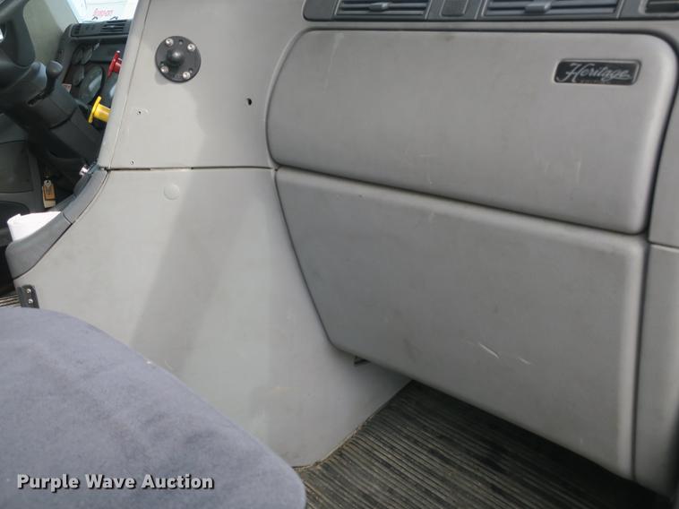 image for item EA9253 2000 Freightliner Century Class truck cab and chassis