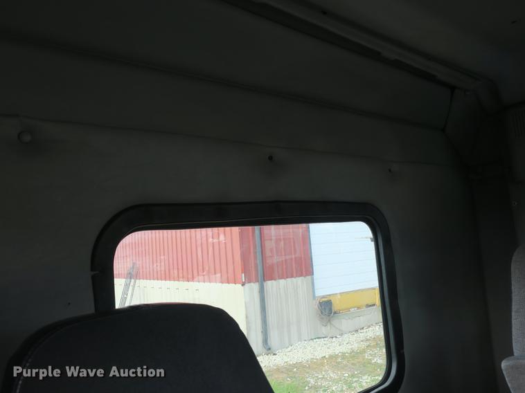 image for item EA9253 2000 Freightliner Century Class truck cab and chassis