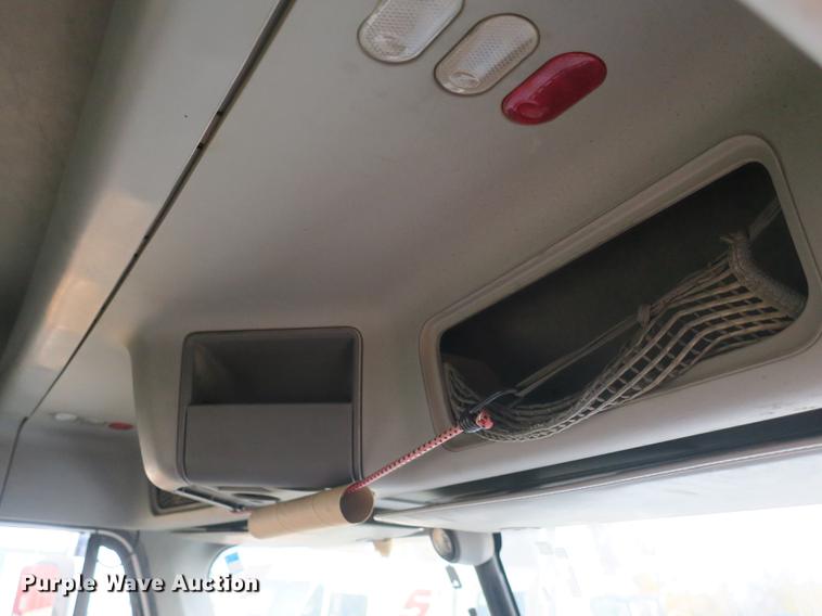 image for item EA9253 2000 Freightliner Century Class truck cab and chassis