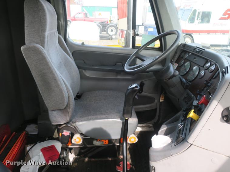 image for item EA9253 2000 Freightliner Century Class truck cab and chassis