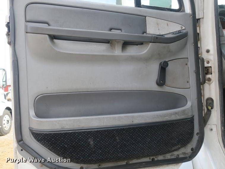 image for item EA9253 2000 Freightliner Century Class truck cab and chassis