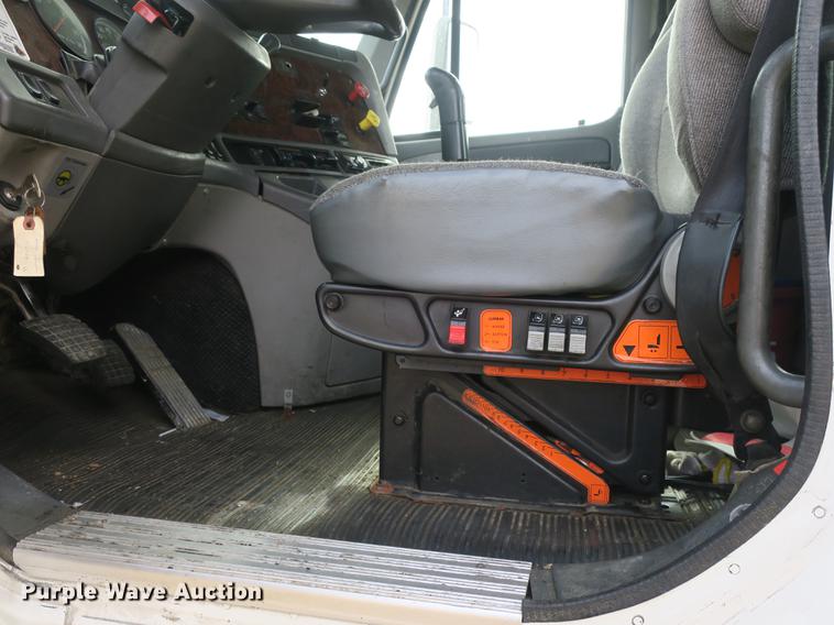 image for item EA9253 2000 Freightliner Century Class truck cab and chassis