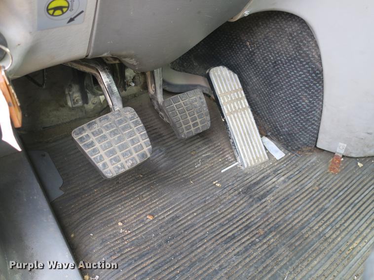 image for item EA9253 2000 Freightliner Century Class truck cab and chassis