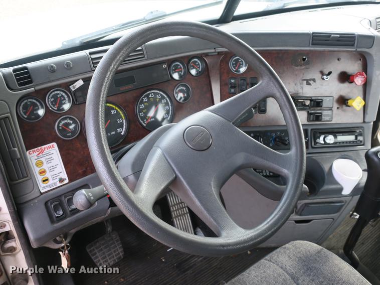 image for item EA9253 2000 Freightliner Century Class truck cab and chassis