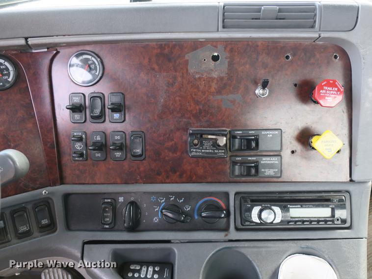 image for item EA9253 2000 Freightliner Century Class truck cab and chassis