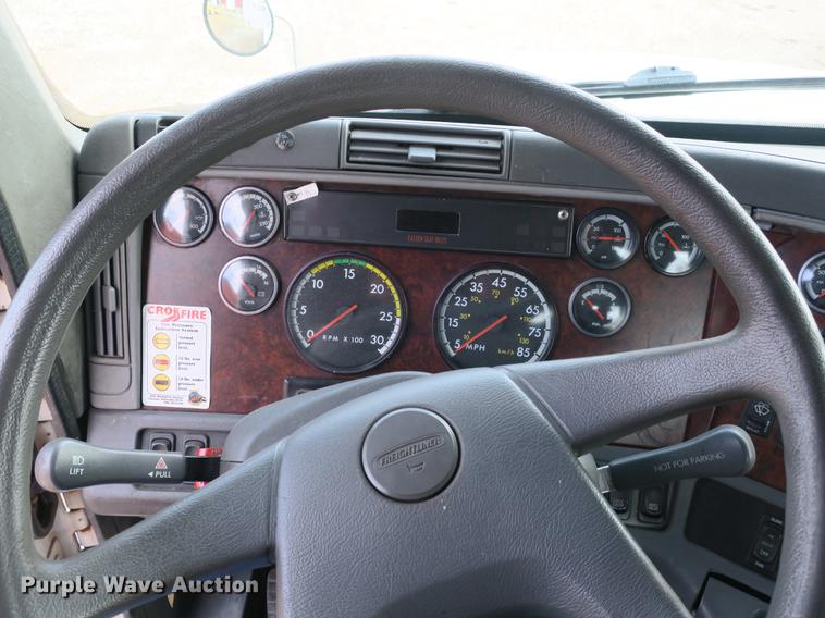 image for item EA9253 2000 Freightliner Century Class truck cab and chassis