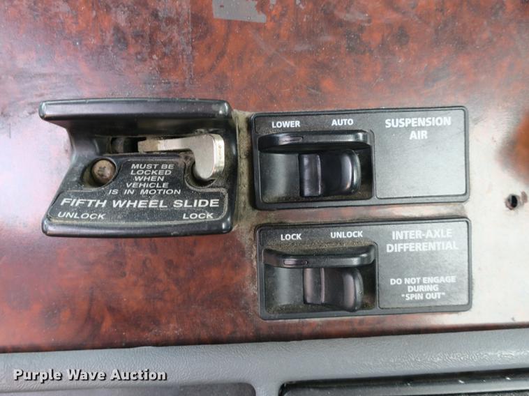 image for item EA9253 2000 Freightliner Century Class truck cab and chassis