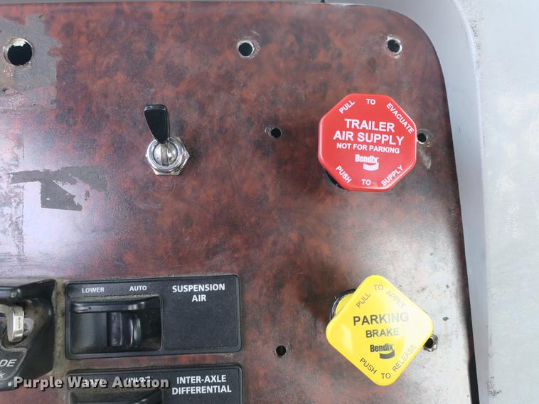 image for item EA9253 2000 Freightliner Century Class truck cab and chassis