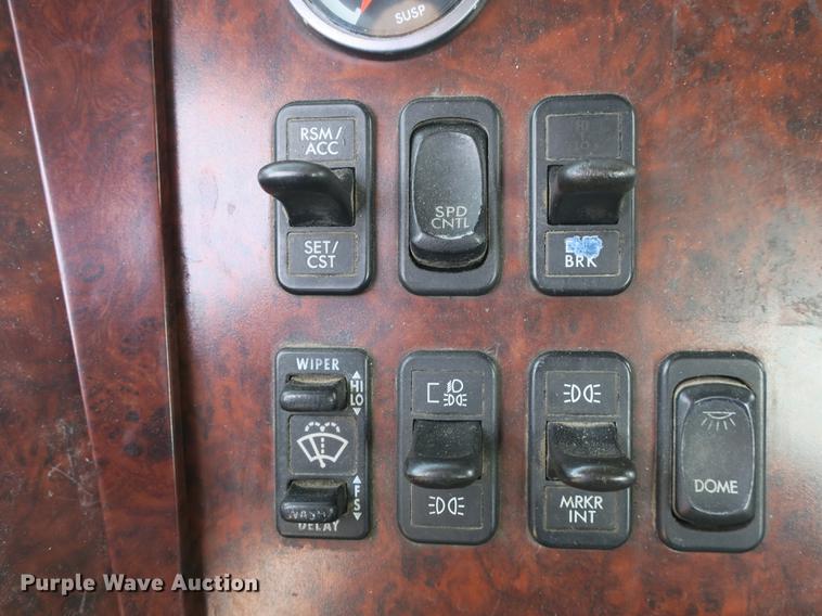 image for item EA9253 2000 Freightliner Century Class truck cab and chassis