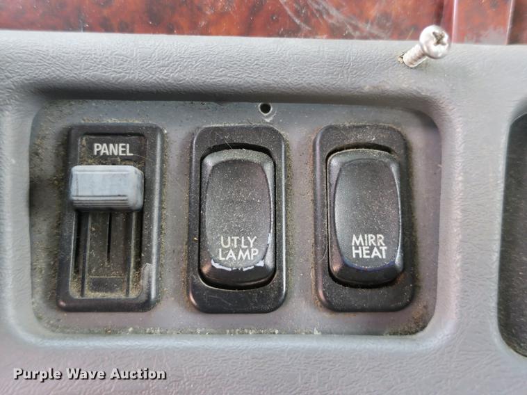 image for item EA9253 2000 Freightliner Century Class truck cab and chassis