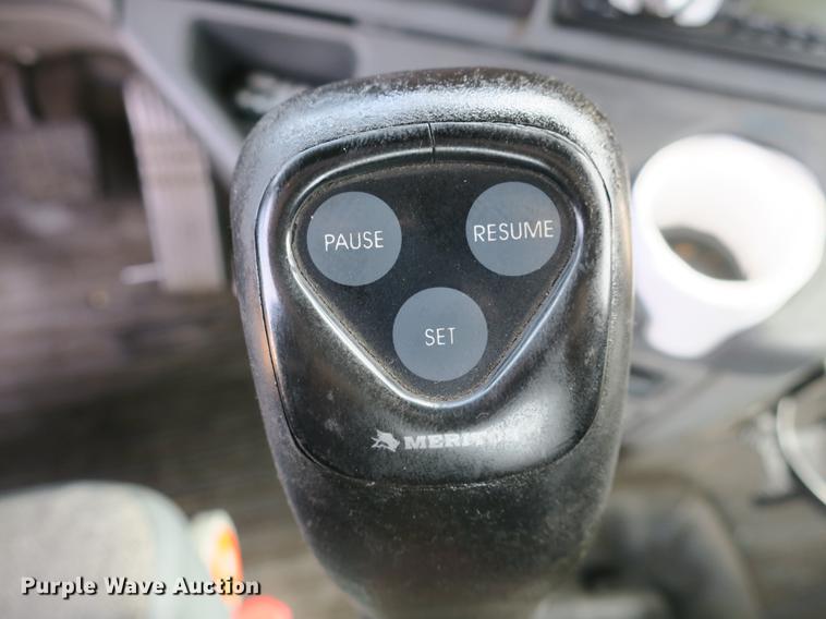 image for item EA9253 2000 Freightliner Century Class truck cab and chassis