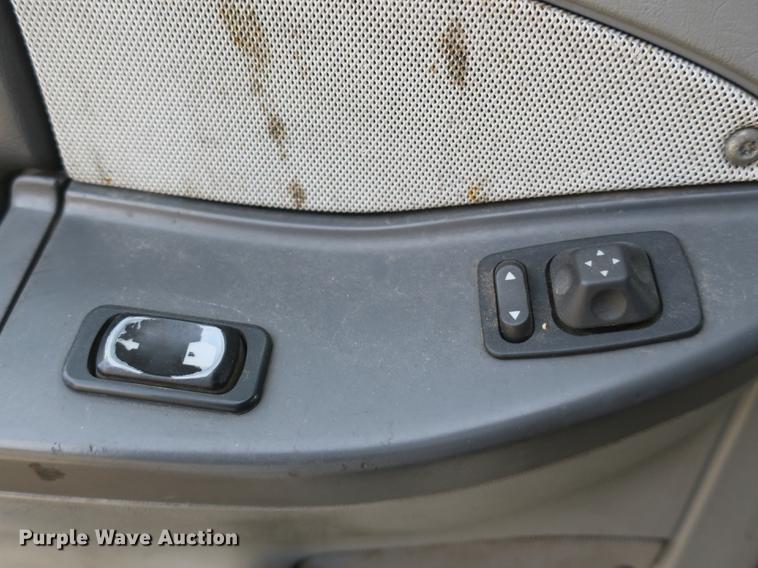 image for item EA9253 2000 Freightliner Century Class truck cab and chassis