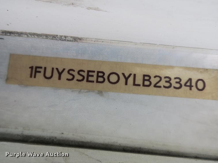 image for item EA9253 2000 Freightliner Century Class truck cab and chassis