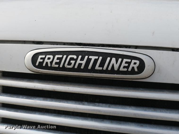 image for item EA9253 2000 Freightliner Century Class truck cab and chassis