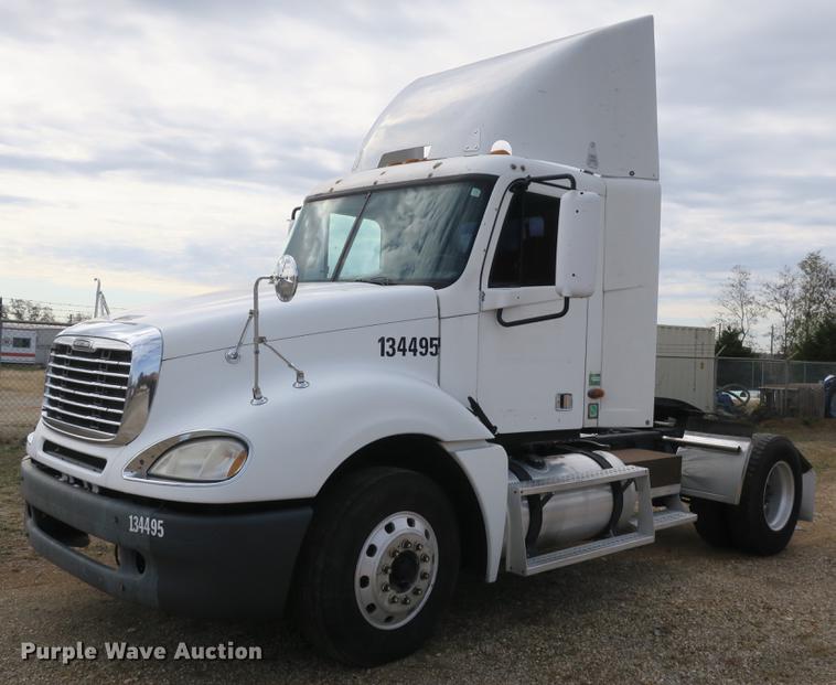 image for item EA9254 2002 Freightliner Columbia semi truck