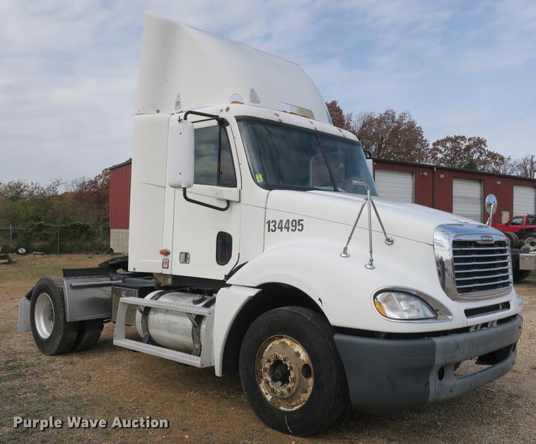 image for item EA9254 2002 Freightliner Columbia semi truck
