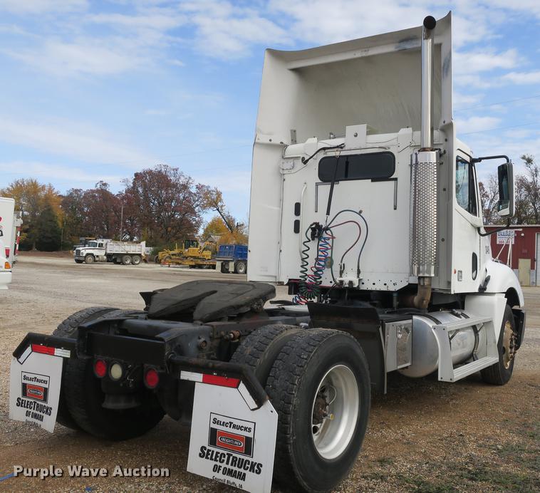 image for item EA9254 2002 Freightliner Columbia semi truck