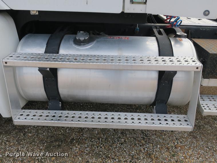 image for item EA9254 2002 Freightliner Columbia semi truck