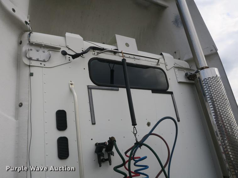 image for item EA9254 2002 Freightliner Columbia semi truck