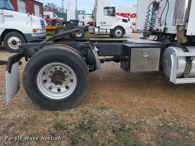 image for item EA9254 2002 Freightliner Columbia semi truck