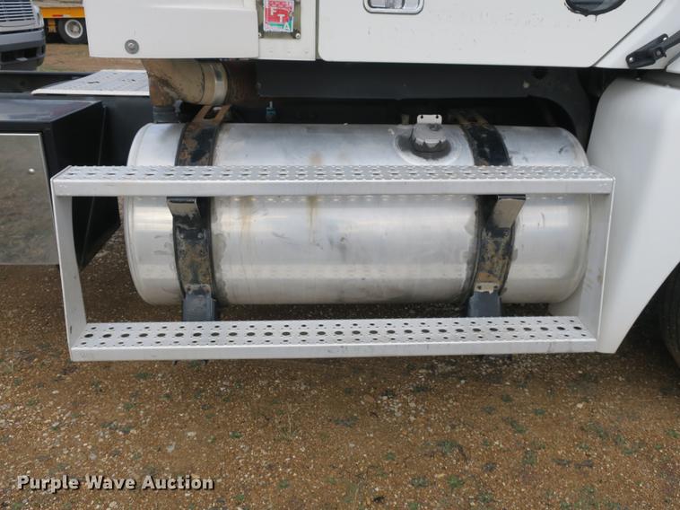 image for item EA9254 2002 Freightliner Columbia semi truck