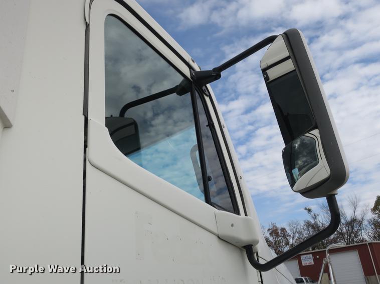 image for item EA9254 2002 Freightliner Columbia semi truck