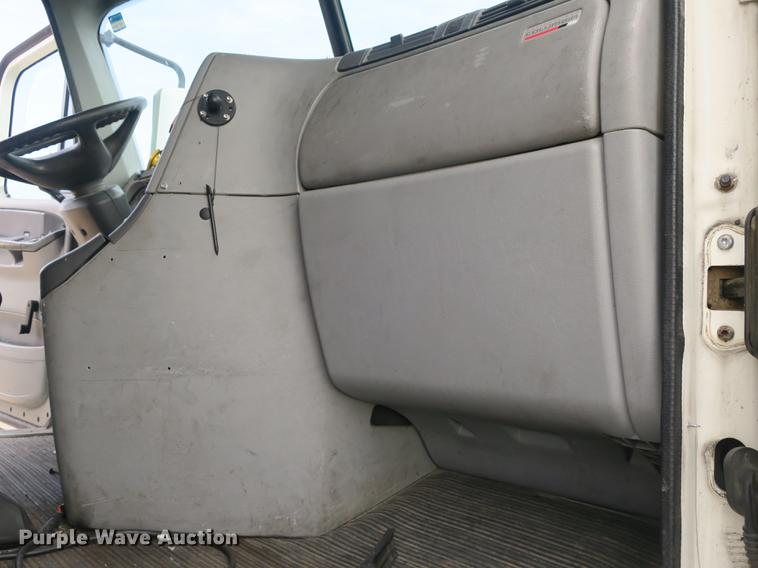 image for item EA9254 2002 Freightliner Columbia semi truck