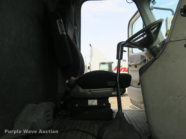 image for item EA9254 2002 Freightliner Columbia semi truck