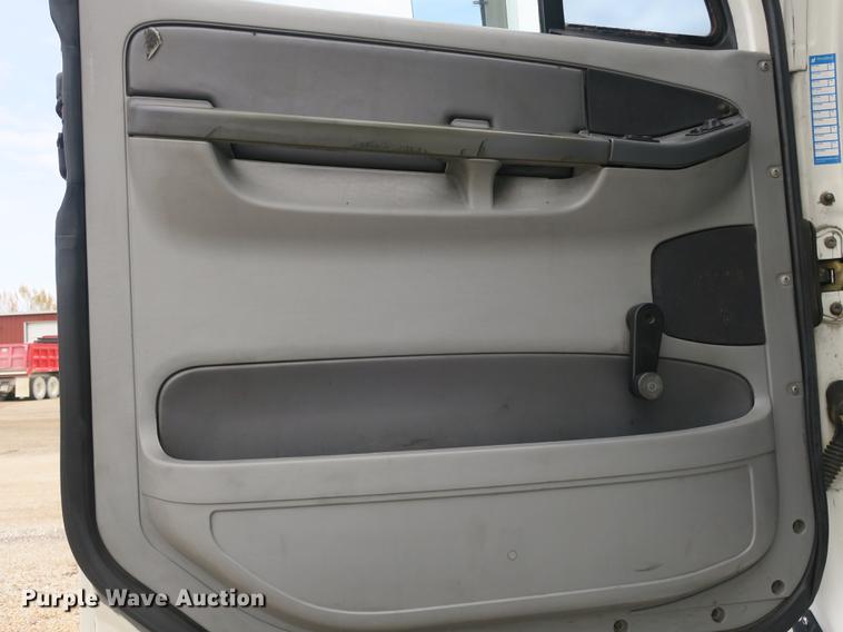 image for item EA9254 2002 Freightliner Columbia semi truck