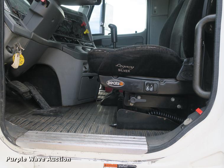 image for item EA9254 2002 Freightliner Columbia semi truck