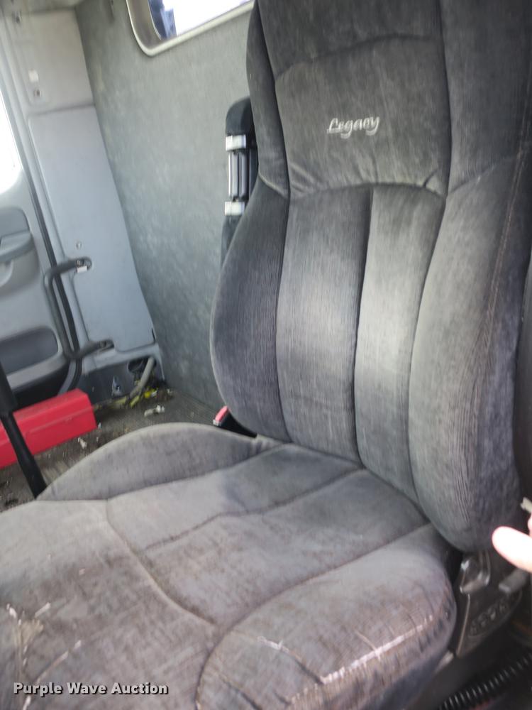 image for item EA9254 2002 Freightliner Columbia semi truck