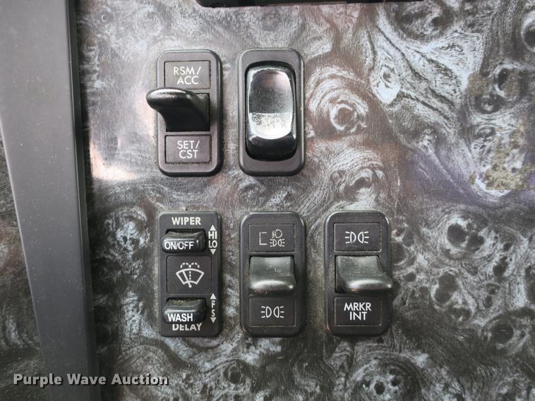 image for item EA9254 2002 Freightliner Columbia semi truck