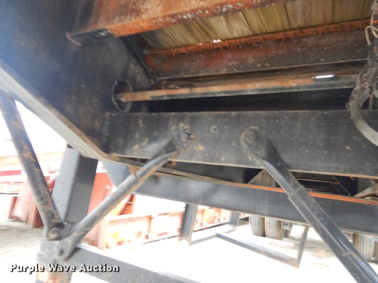 image for item ER9250 1977 Fruehauf flatbed trailer