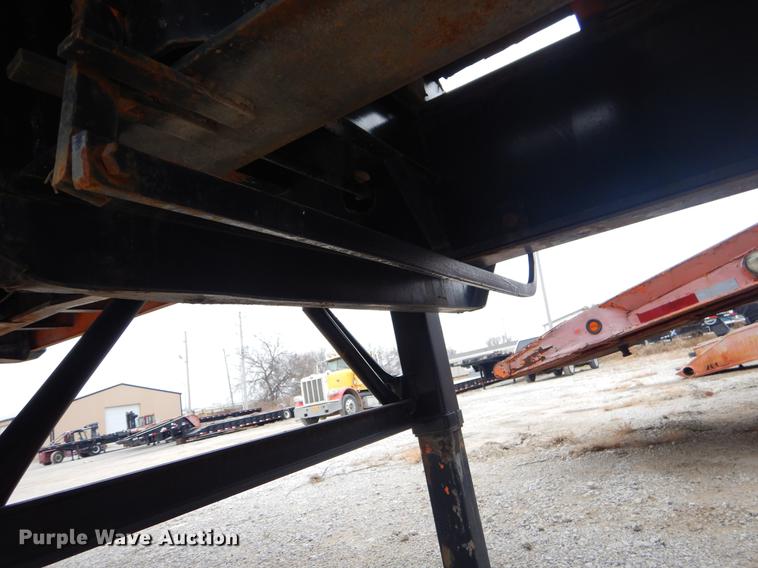 image for item ER9250 1977 Fruehauf flatbed trailer