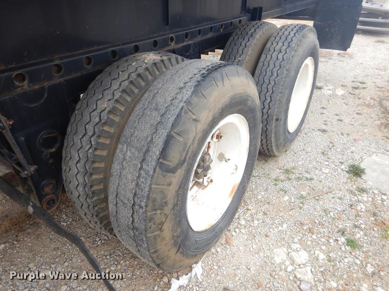 image for item ER9250 1977 Fruehauf flatbed trailer