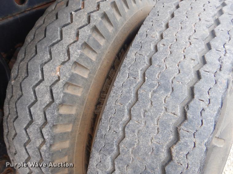 image for item ER9250 1977 Fruehauf flatbed trailer