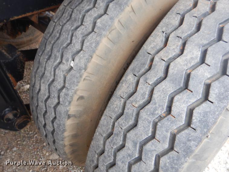 image for item ER9250 1977 Fruehauf flatbed trailer