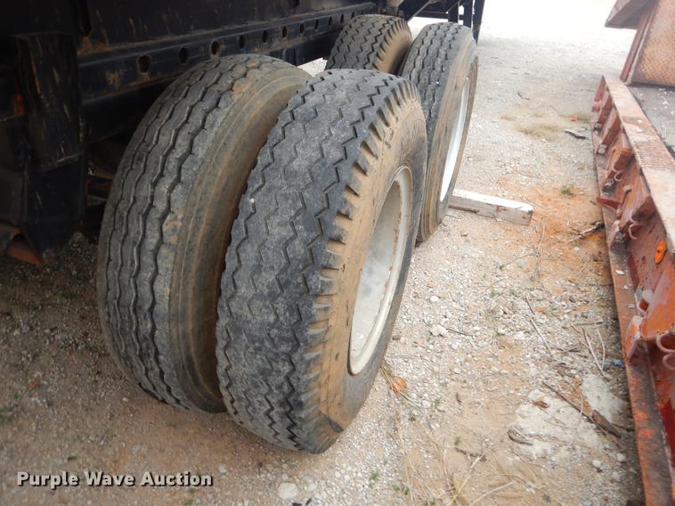 image for item ER9250 1977 Fruehauf flatbed trailer