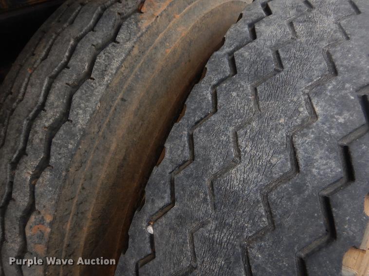 image for item ER9250 1977 Fruehauf flatbed trailer