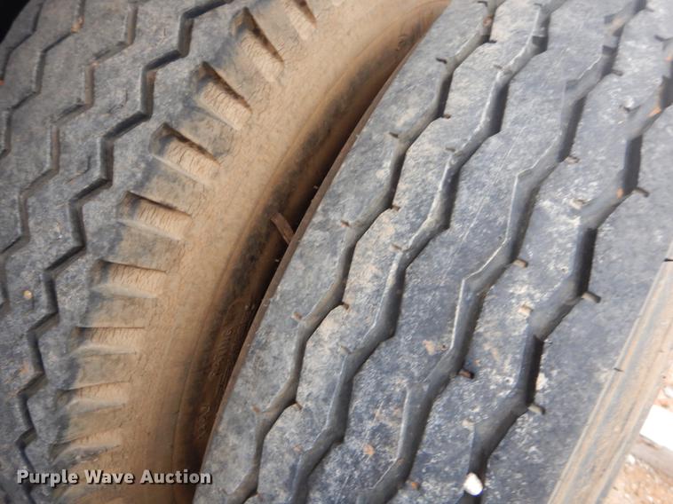 image for item ER9250 1977 Fruehauf flatbed trailer