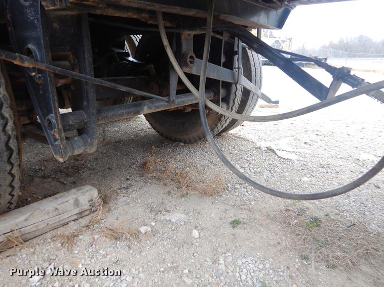 image for item ER9250 1977 Fruehauf flatbed trailer