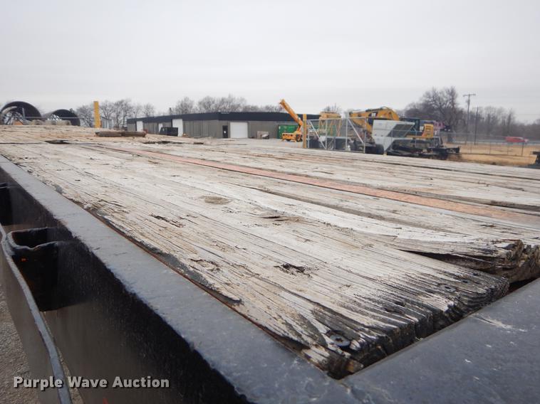 image for item ER9250 1977 Fruehauf flatbed trailer