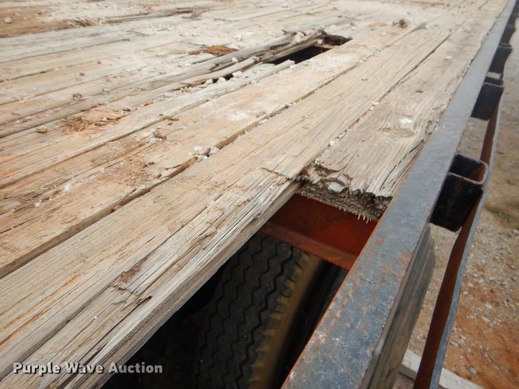 image for item ER9250 1977 Fruehauf flatbed trailer