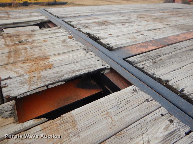 image for item ER9250 1977 Fruehauf flatbed trailer