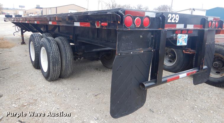 image for item ER9252 1975 Fruehauf flatbed trailer
