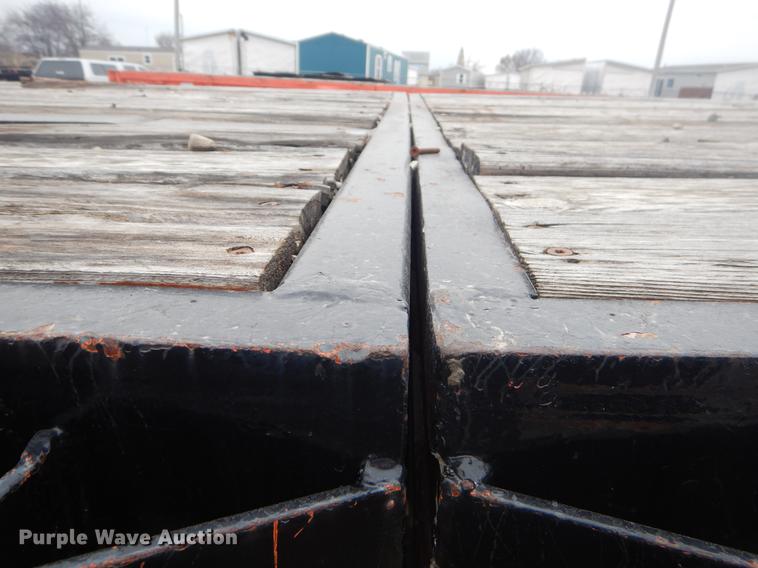 image for item ER9252 1975 Fruehauf flatbed trailer