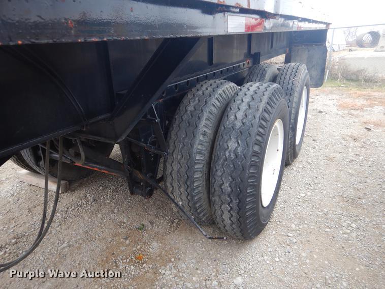 image for item ER9252 1975 Fruehauf flatbed trailer