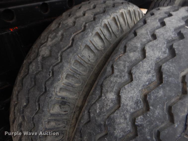 image for item ER9252 1975 Fruehauf flatbed trailer